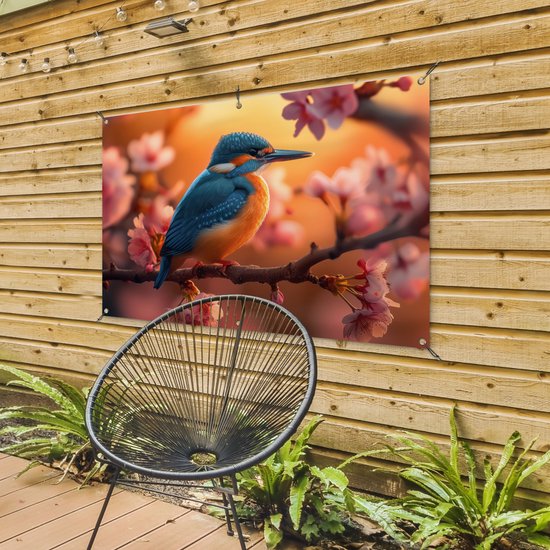 Tuinposter ijsvogel - Tuindecoratie vogels - 120x80 cm - Dieren poster voor in de tuin - Vogel op een tak van een sakura boom - Buiten decoratie - Schutting tuinschilderij - Tuindoek muurdecoratie - Wanddecoratie balkondoek