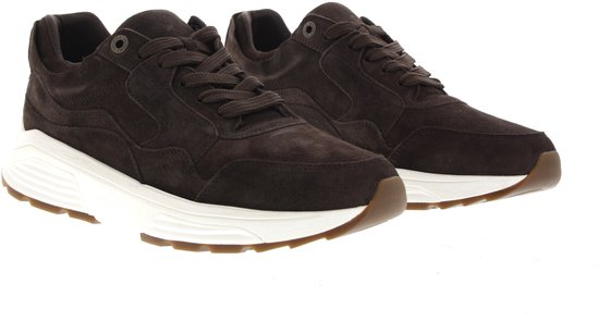 Donkerbruine suède veterschoenen met witte zool en bruin rubberen loopvlak.