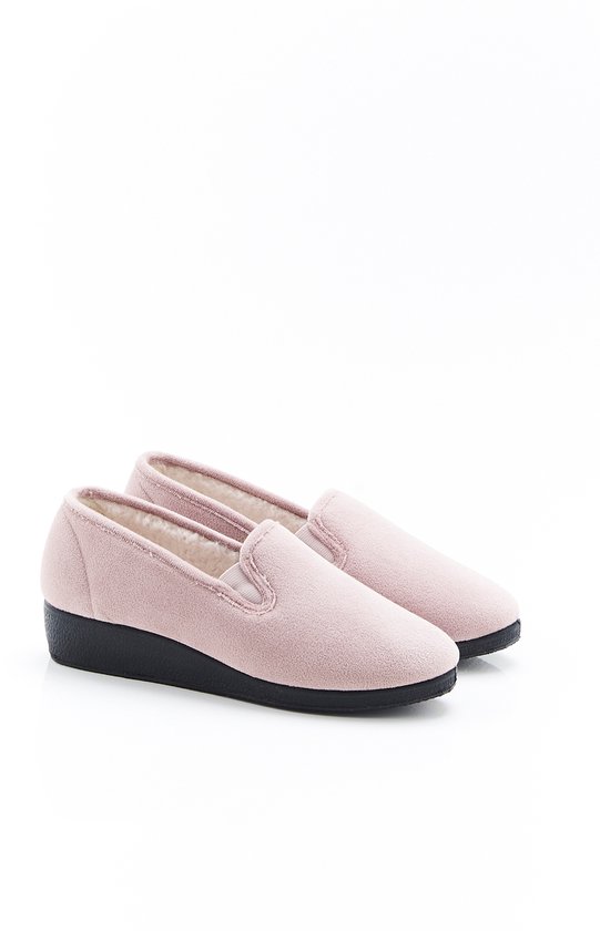 Roze pantoffels van velours met een zwarte zool en een lichtroze voering.