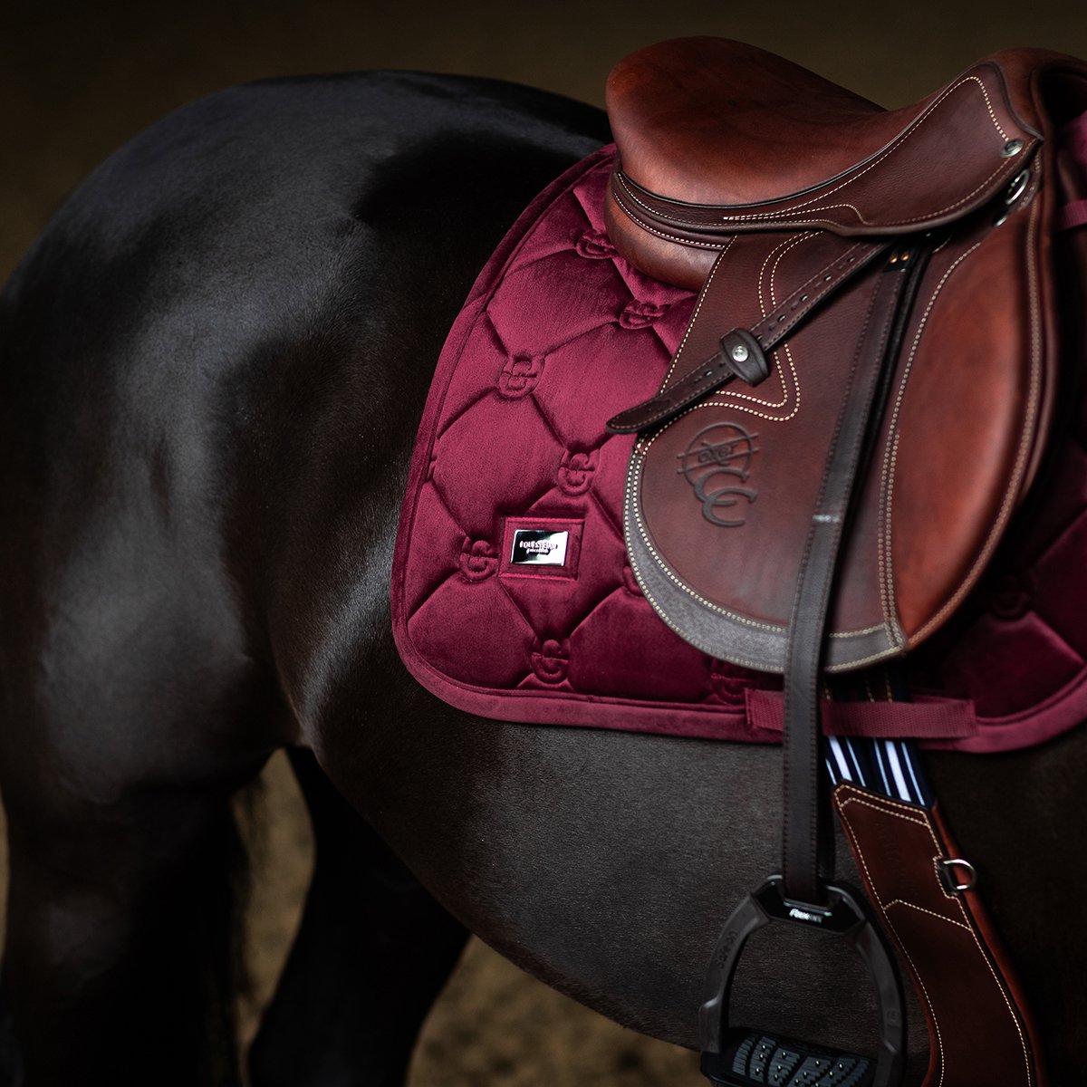 Equestrian Stockholm Zadeldek Equestrian Stockholm Velvet Merlot Springen Donkerrood