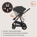 Zwarte kinderwagen met verstelbare rugleuning en duwstang, met 5-puntsgordel.