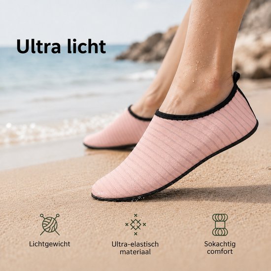 Roze gestreepte waterschoenen, ultralicht met zwarte rand, op zand bij de zee.