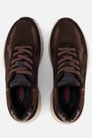 Bovenkant van bruine suède sneakers met beige zolen en bruine veters.