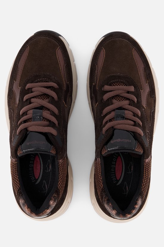 Bovenkant van bruine suède sneakers met beige zolen en bruine veters.