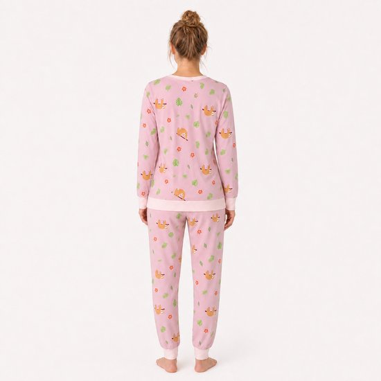 Achterkant roze pyjama met luiaards en bladerenprint. Model draagt maat M.