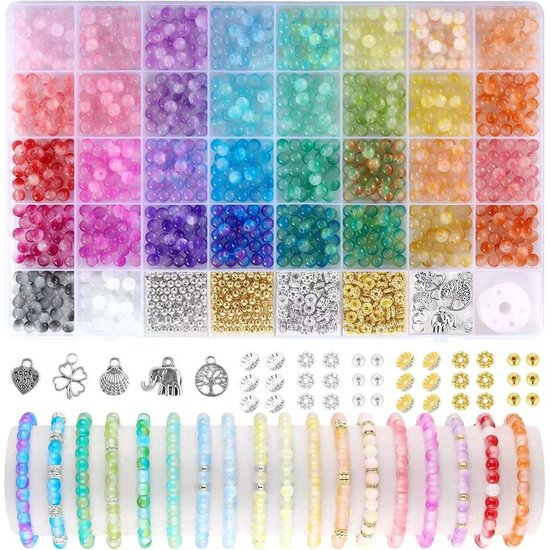 Grote doos met 34 vakjes vol met 6mm glaskralen in diverse kleuren, plus bedels en afgewerkte armbanden.