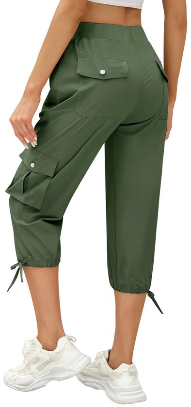 Pantalon capri vert vu de dos, avec poches cargo et cordon de serrage à l'ourlet.