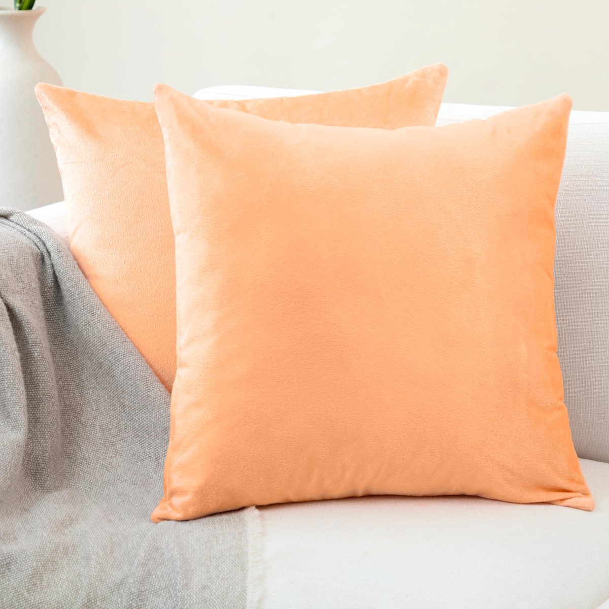 XO fluwelen kussenhoezen - Set van 2 (45x45 cm) - Perzik - Effen kleur, zacht en glad, wasbaar, vierkant, grote sierkussenhoes voor bank, fauteuil, bed en woonkamer