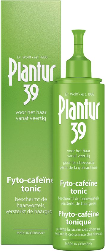 Groene fles en doos Plantur 39 Fyto-cafeïne tonic. Geschikt voor haar vanaf veertig. Beschermt haarwortels, versterkt haargroei.
