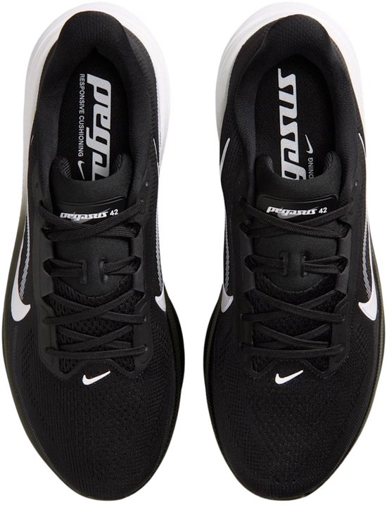 Bovenkant van zwarte Nike Pegasus 42 hardloopschoenen voor heren met witte veters en swoosh.