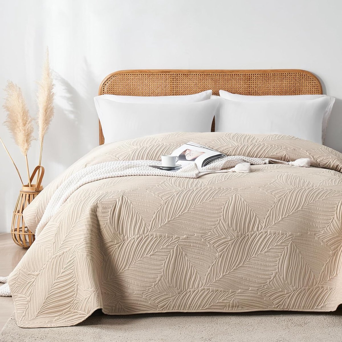 Sprei 220x240 cm,Ultrasone Sprei Beige,Licht,Zacht en Makkelijk Schoon te Maken,Dubbelzijdig,Bedbedekking met Bladerenpatroon,Ideaal voor Alle Seizoenen,Voor Bed en Bank
