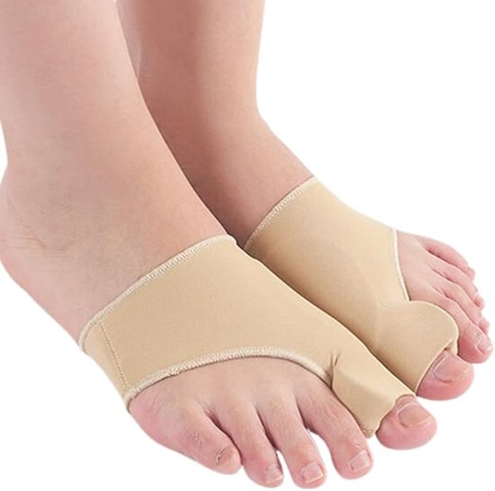 Twee voeten van voren gezien, elk met een beige stoffen scheidingsstuk voor de grote teen.