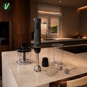 Zwarte staafmixer met RVS voet, hakmolen, maatbeker, garde en melkopschuimer.