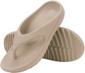 Twee beige slippers, met een textuur op de zool.