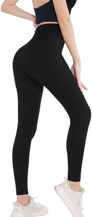 Zwarte, nauwsluitende legging met hoge taille, gedragen met sportbeha en sneakers.