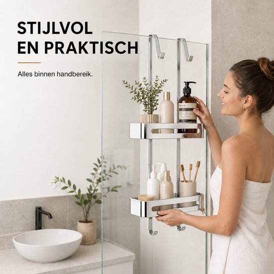 Stijlvol en praktisch: alles binnen handbereik. Een vrouw met een handdoek om doet een flesje op het RVS doucherekje.
