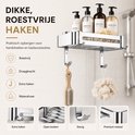 Zilverkleurig doucherek met 2 mandjes, gevuld met badkamerproducten, een handdoek en een borstel.