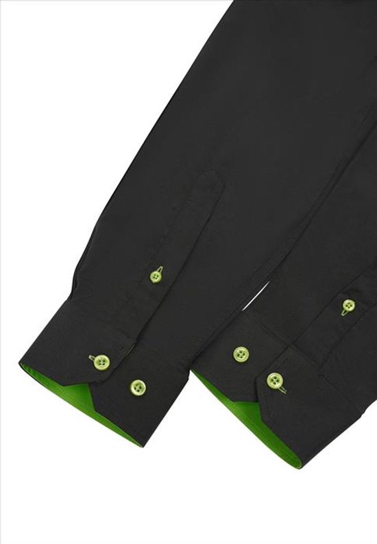 Detail van de manchetten van een zwart overhemd met lange mouwen, groene knopen en groene voering.