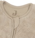 Halsdetail van beige flanellen babyslaapzak met Jollein logo en maat 70.
