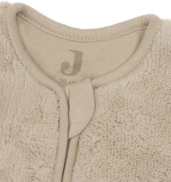 Halsdetail van beige flanellen babyslaapzak met Jollein logo en maat 70.