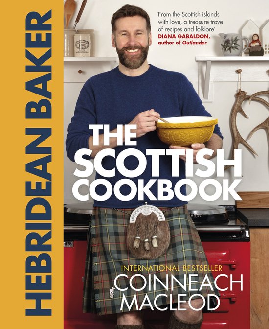 De cover van 'The Scottish Cookbook' met de Hebridean Baker Coinneach MacLeod in traditionele kilt en met een schaal.
