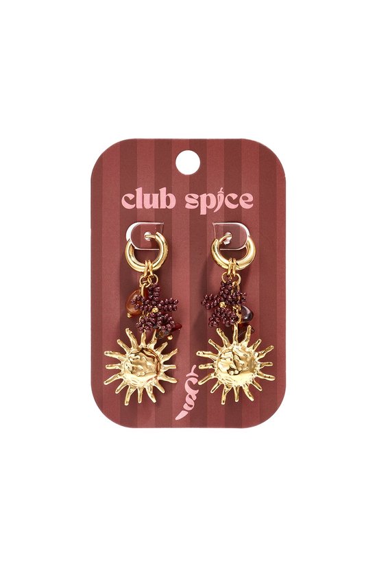 Gouden oorringen met zonnehangers, donkerrode kralen en transparante kralen, gepresenteerd op een kaart van club spice.