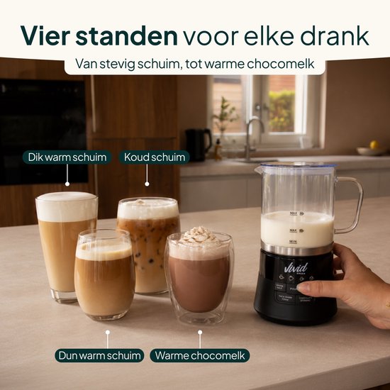Zwarte melkopschuimer met glazen kan en 4 standen, naast vier glazen met diverse melkdranken: dik warm schuim, koud schuim, dun warm schuim en warme chocolademelk.