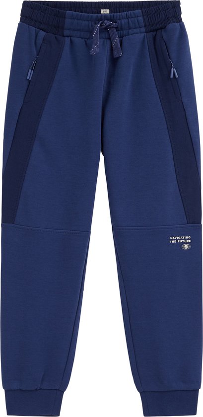 Een donkerblauwe joggingbroek met een trekkoord, zijstroken en een 'NAVIGATING THE FUTURE' print op de onderpijp.