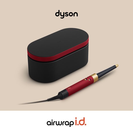 Rode Dyson Airwrap multistyler met gouden accenten, naast een zwarte opbergdoos met rode rand.