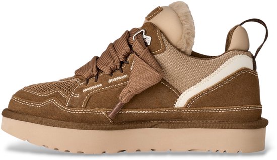 Zijaanzicht van bruine UGG-sneaker met ruitschoenveters, beige voering en dikke zool.