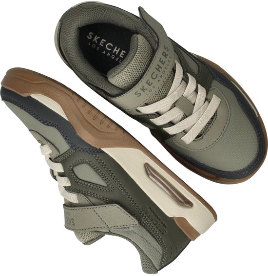Groene Skechers sneakers met beige veters en bruine zool. Op de tong staat 'SKECHERS LOS ANGELES'.