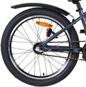 Achterwiel van een grijze kinderfiets met zwarte band, zilveren velg en versnellingsapparaat.