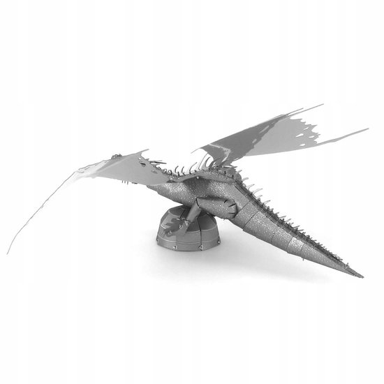 Zilverkleurige metalen modelbouwset van een draak, vanuit de zijkant gezien, met de vleugels uitgespreid.