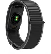 Achterkant van Garmin Cirqa smart band in zwart met grijze rand, hartslagsensoren zichtbaar.