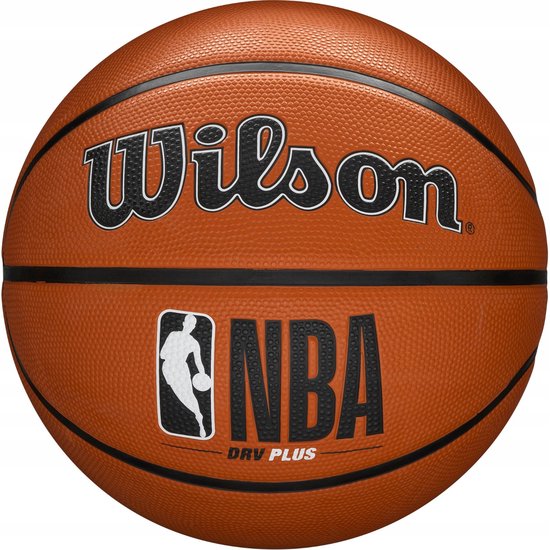 Ballon de basket orange Wilson NBA DRV PLUS avec des lignes noires, logos 'Wilson' et 'NBA DRV PLUS'.