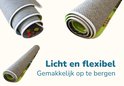 Rol van een speelmat met grijze onderkant en gekleurde opdruk. Licht en flexibel, makkelijk op te bergen.