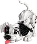 Un chiot dalmatien LEGO avec un pelage blanc, des taches noires et une langue rose qui dépasse de sa bouche.