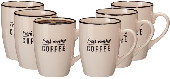 Groep van zes beige mokken met de tekst "Fresh roasted COFFEE" en zwarte randen.