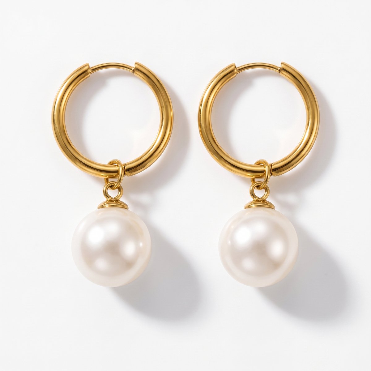Lundholm Lenna Gold Plated Oorbellen Dames Goudkleurig met Imitatie Parel - Premium Stainless Steel Waterproof - My Lenna Serie - Vrouwen Cadeautjes Cadeau voor Mama Jewellery - Bedankt Afscheid collega Cadeau - Scandinavisch Design