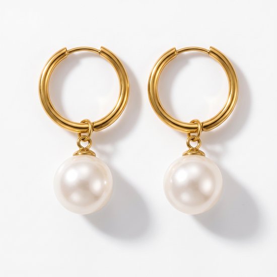 Gouden oorringen met hangende witte parels, op een witte achtergrond.