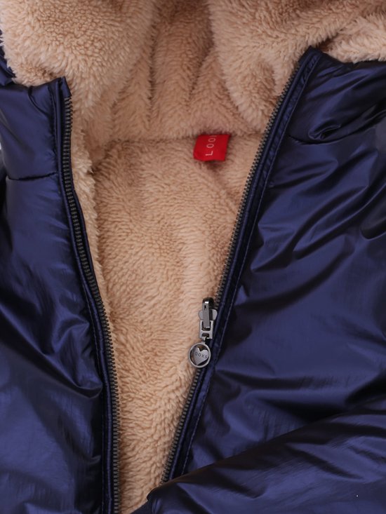 Sluiting van een donkerblauwe glanzende jas met een zachte teddy voering en een rode label.