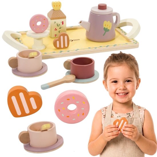 Meisje met Classic World houten theeset: dienblad met theepot, mokken, suikerpot, donut en hartvormige koekjes.