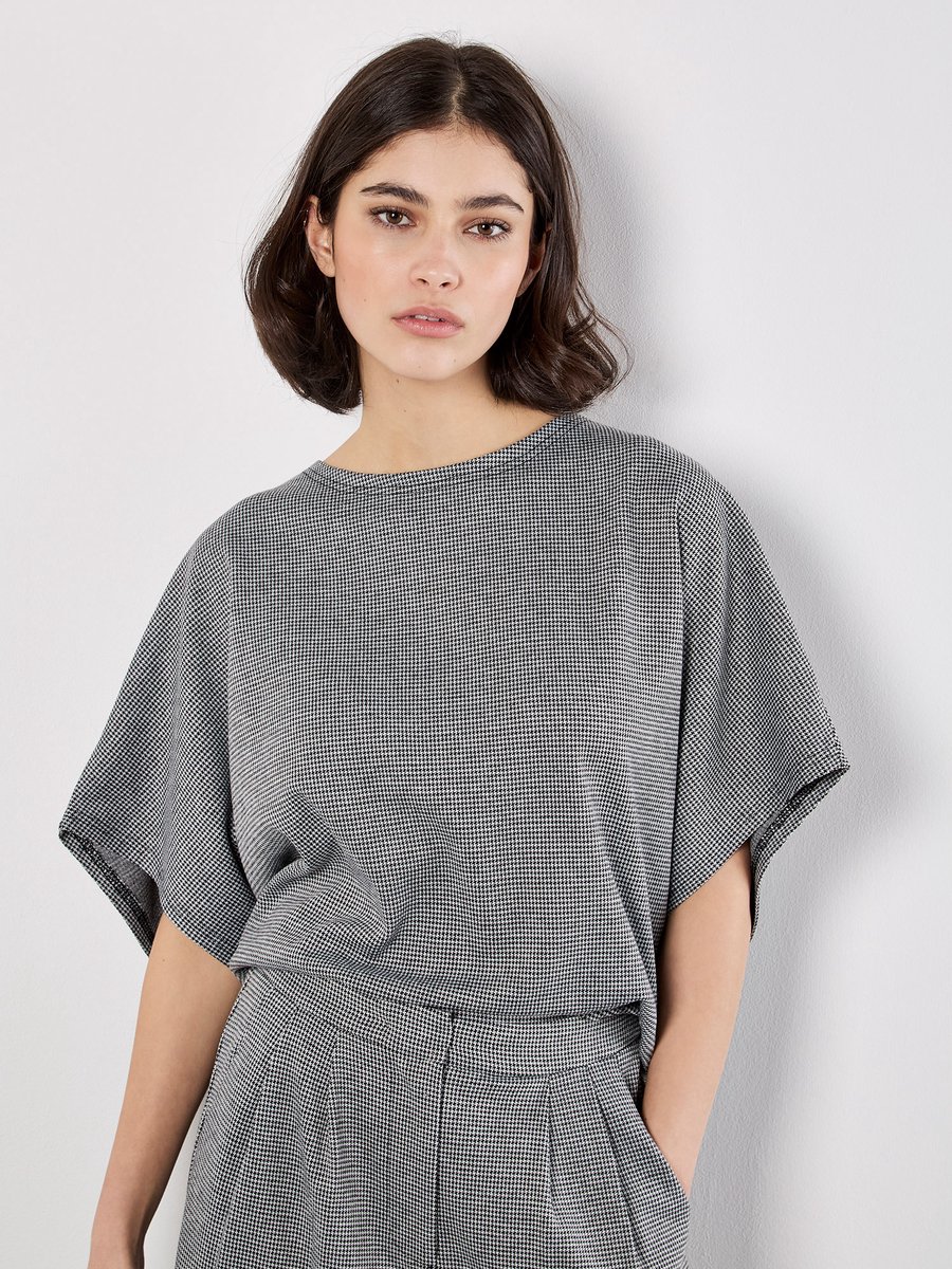 Batwing-top met cape in dogtooth-print