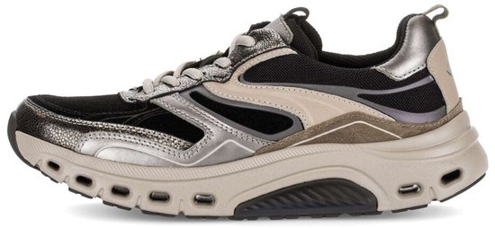 Zijaanzicht van een sportieve zwart-beige sneaker met metallic details.