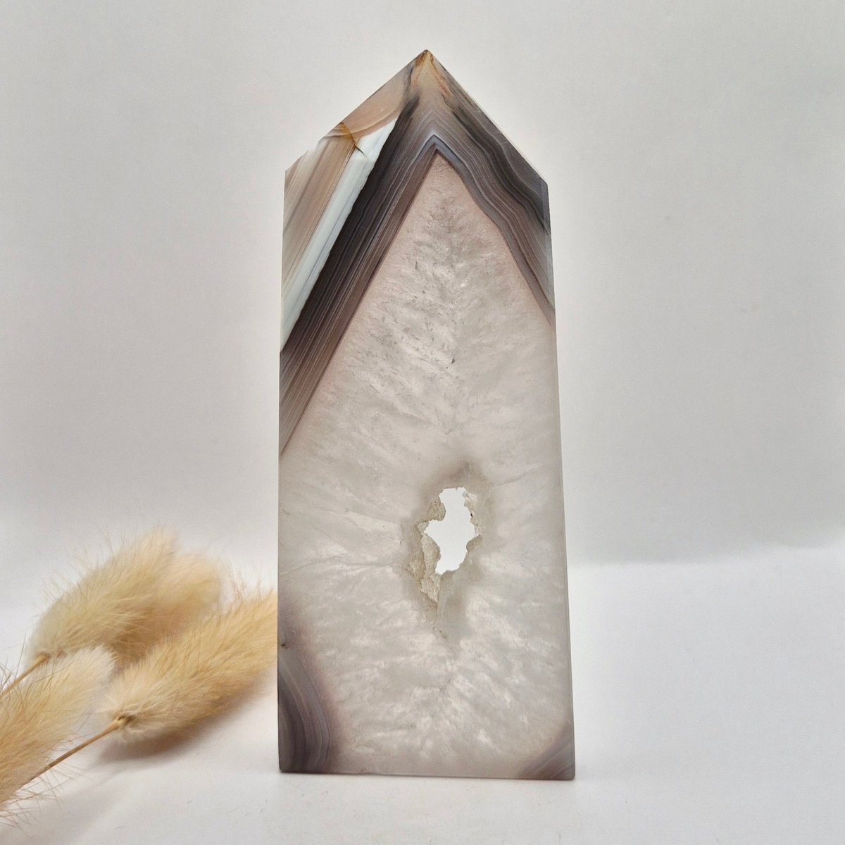 Grijze Agaat Toren met Druzy Opening 200g – Gepolijste Edelsteen Obelisk | Rust & Balans