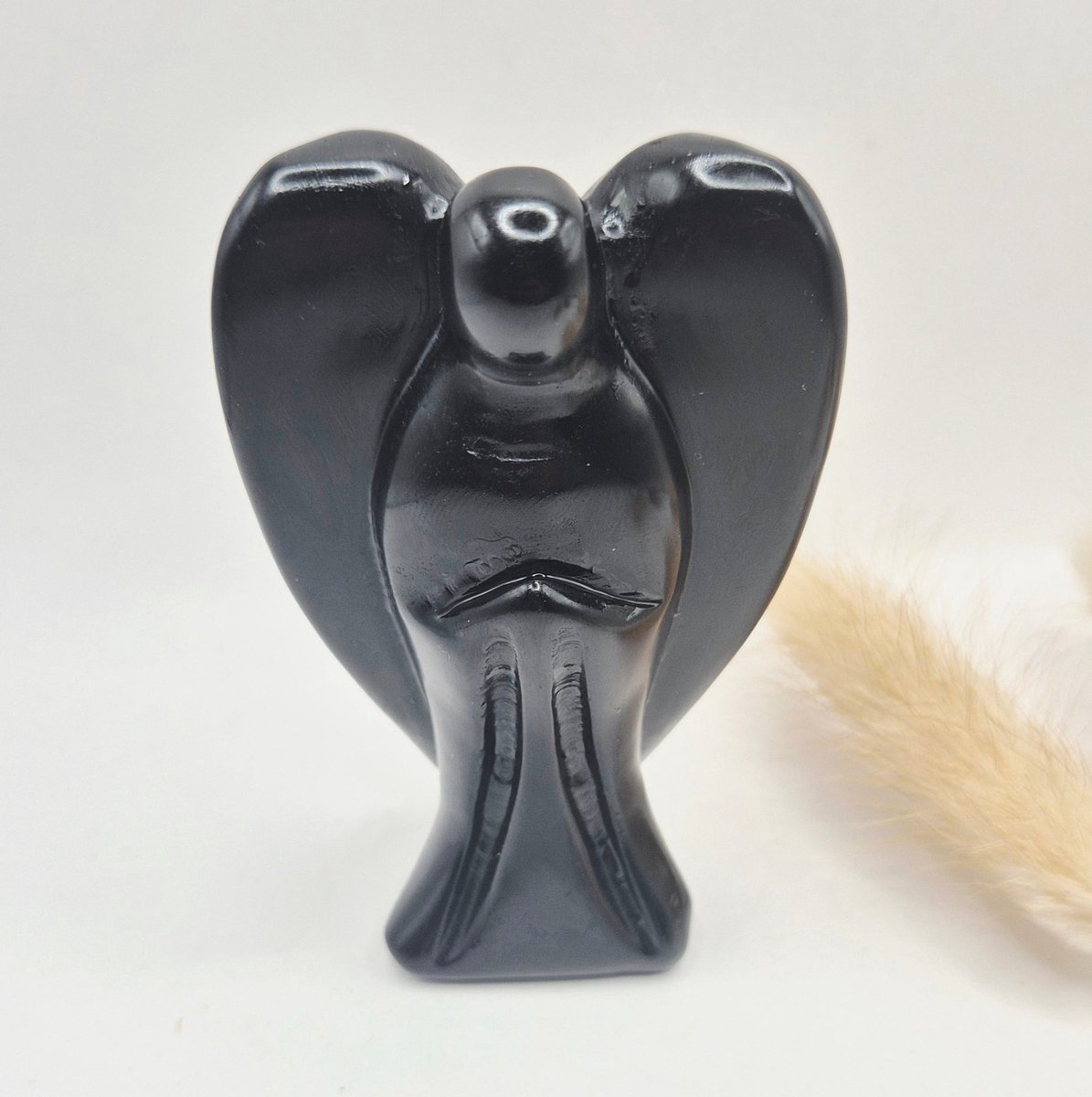 Zwarte Obsidiaan Engel – Handgesneden Edelsteen Beeldje (8 cm)