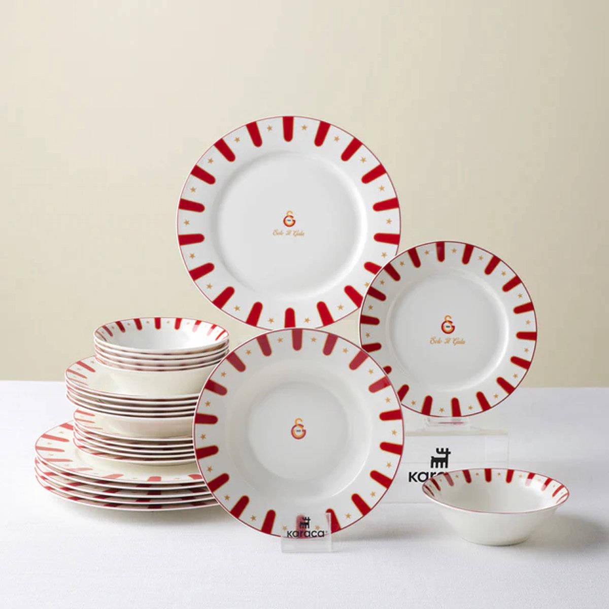 Karaca x Galatasaray Gelicentieerde Forever Bone - 24-delige Serviesset – 6 Personen – Bone Porselein – Wit met Goud & Rood