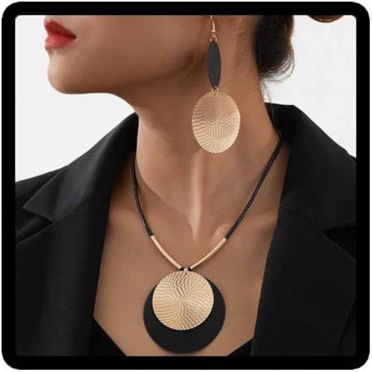 ronde ketting en oorbel set, met zwarte en gouden accenten