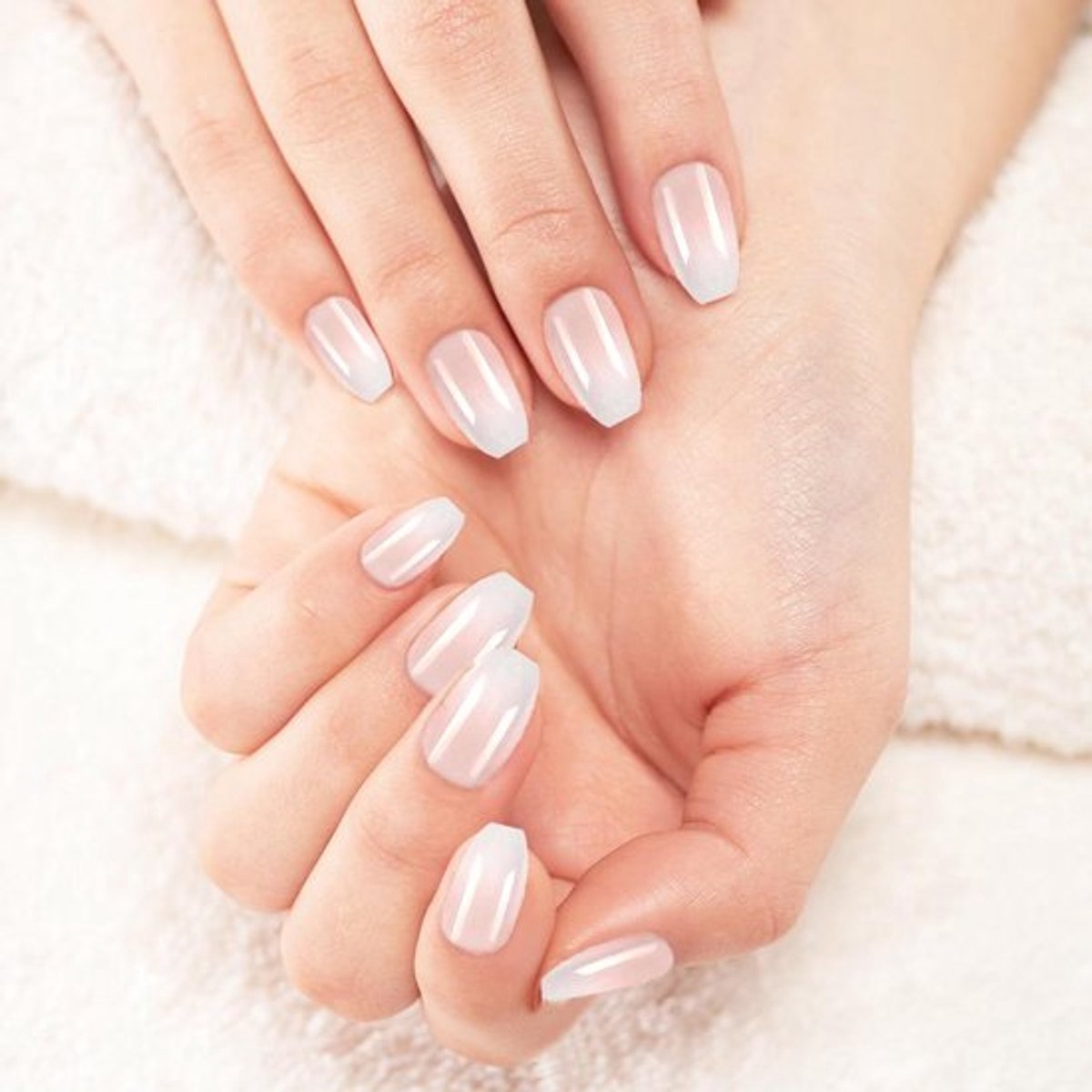 Korte kunstnagels Gradiëntroze Plaknagels Glitter Franse nageltips met geleilijm voor dames Meisjes Nagels Kunst (24 stuks)