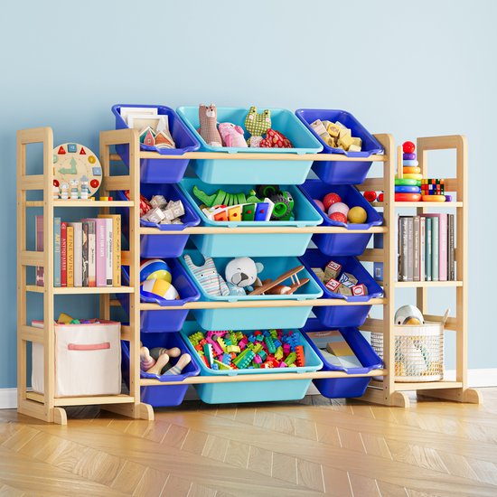 Houten speelgoedkast met 12 blauwe en lichtblauwe opbergbakken, gevuld met diverse speelgoedjes en boeken.
